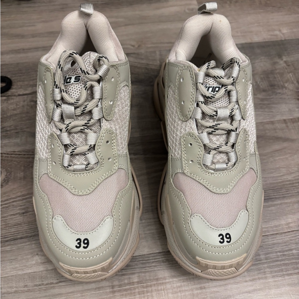 Balenciaga sneakers new never worn US women’s 9